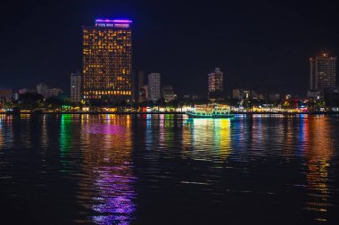 Vietnam 'daki Da Nang' daki Han Nehri seti ve gökdelenlerinin gece manzarası.