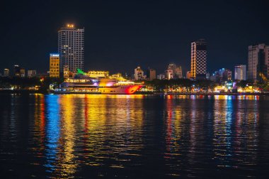 Vietnam 'daki Da Nang' daki Han Nehri seti ve gökdelenlerinin gece manzarası.