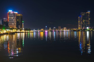 Han Nehri Köprüsü veya Han Nehri üzerindeki Cau Song Han ve Vietnam 'daki Da Nang gökdelenleri.