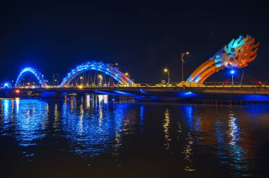 Han Nehri üzerindeki Ejderha Köprüsü Vietnam 'ın Da Nang şehrinde geceleri ünlü bir simgedir.