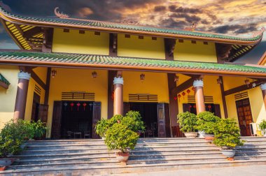 Vietnam 'da Da Nang' daki Linh Ung Pagoda 'daki Asya Budist Tapınağı. Yazın gün batımında Asya' da.