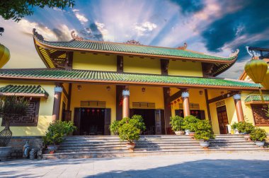 Vietnam 'da Da Nang' daki Linh ung Pagoda 'daki güzel Budist tapınağı. Yazın doğuşunda Asya' da.