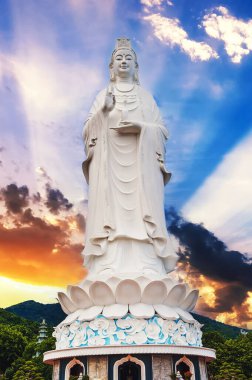 Vietnam 'da Da Nang' da Bayan Buda 'nın büyük beyaz heykeli yazın günbatımında Linh Ung Pagoda' da.