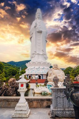 Vietnam 'da Da Nang' da Bayan Buda 'nın büyük beyaz heykeli yazın günbatımında Linh Ung Pagoda' da
