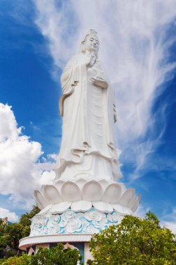 Vietnam 'da Da Nang' daki Bayan Buda 'nın büyük beyaz heykeli Asya' daki Linh Ung Pagoda 'da.