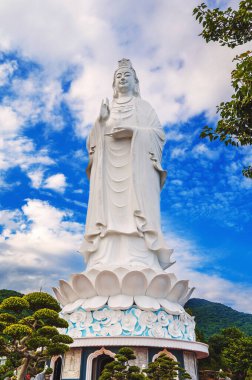 Vietnam 'da Da Nang' daki Bayan Buda 'nın büyük beyaz heykeli yazın Linh Ung Pagoda' da.