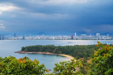 Sonbaharda Vietnam 'ın Da Nang şehrinin panoramik manzarası. Yukarıdan yağışlı mevsim boyunca.