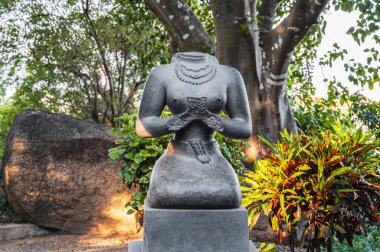 Vietnam 'daki Pagoda' ya park etmiş dişi bir ilahın Budist heykeli.