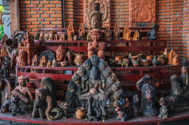 Vietnam 'ın Nha Trang kentindeki Po Nagar Cham Kulelerinde Budist dini figürler ve çömlekler.
