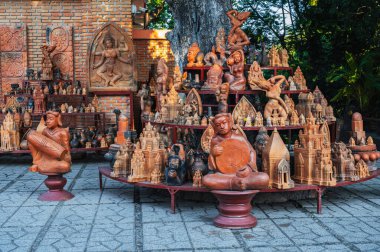 Vietnam 'ın Nha Trang kentindeki Po Nagar Cham Kulelerindeki hediyelik eşya dükkanında Budist dini kil figürleri ve çömlekler.