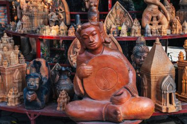 Vietnam 'daki Nha Trang' daki Po Nagar Cham Kuleleri 'ndeki Budist dini kil heykeller ve çömlekler.