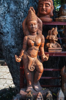 Vietnam, Asya 'daki bir hediyelik eşya dükkanında kadın bir Budist heykeli.