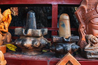 Vietnam 'da Asya' da bir hediyelik eşya dükkanında kilden heykeller ve lingam heykelleri.