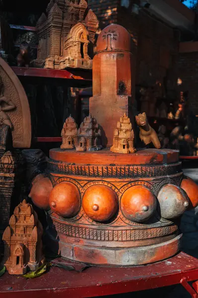 Vietnam 'da Asya' da bir hediyelik eşya dükkanında kilden heykeller ve lingam heykelleri.