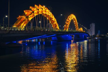 Han Nehri üzerindeki Ejderha Köprüsü Vietnam 'ın Da Nang şehrinde geceleri ünlü bir simgedir.