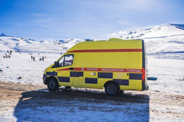 Bir ambulans, Kazakistan 'da kışın dağlarda acil bir çağrı üzerine görev yapıyor. Şymkent, Kazakistan - 27 Ocak 2024