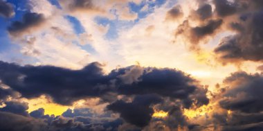 Gün batımında bulutlu gökyüzü. Turuncu mavi gökyüzünün manzarası