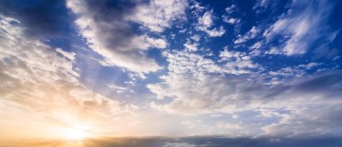Sabahın köründe mavi bulutlu bir gökyüzünde beyaz bulutlar. Gökyüzü ile panoramik arkaplan