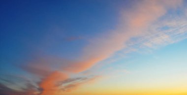 Yazın günbatımında bulutlu mavi gökyüzü