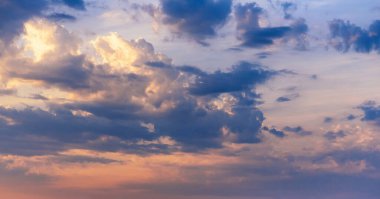 Yazın gün batımında bulutları olan güzel bir gökyüzü.