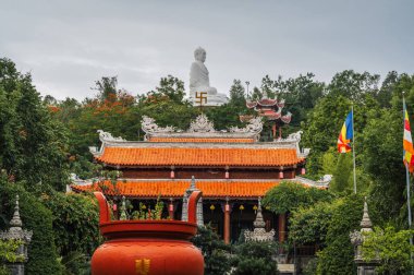 Vietnam 'daki Nha Trang' daki Long Son Pagoda 'daki Budist Tapınağı ve Buda heykeli.
