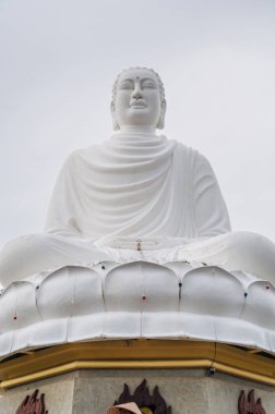 Vietnam 'daki Nha Trang, Vietnam' daki Budist Long Son Pagoda 'daki büyük beyaz Buda heykeli.