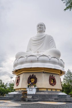 Vietnam 'daki Nha Trang, Vietnam' daki Uzun Oğlu Budist Pagoda 'daki büyük beyaz Buda heykeli.