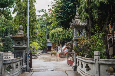 Vietnam 'daki Nha Trang, Asya' daki Long Son Pagoda 'da ağaçlarla çevrili bahçe.