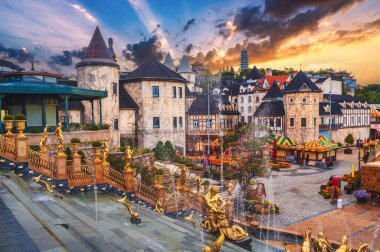 Vietnam 'ın Da Nang kentindeki Ba Na Hills eğlence parkındaki ortaçağ Fransız köyü gün batımında