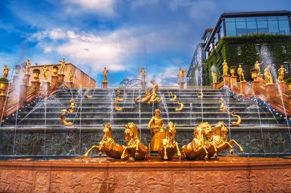 Vietnam 'da Da Nang' daki Ba Na Hills Parkı 'nda altın heykellerle süslenmiş bir çeşmenin çağlayanı.