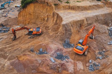 Kazıcılar bir inşaat sahasının temelini kazıyorlar. Yukarıdan görüntüle