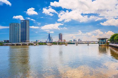 Song Han Köprüsü Da Nang, Vietnam 'da Han Nehri üzerinde bir yaz günü