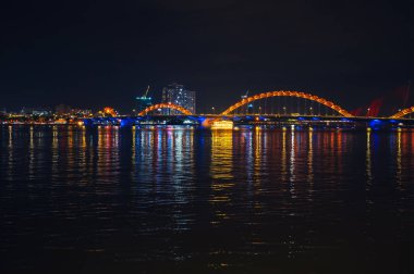 Ejderha Köprüsü 'nün Panorama' sı ya da Vietnam 'daki Han Nehri' nin üzerindeki Cau Rong Köprüsü 'nde gece altın bir ışık vardı.