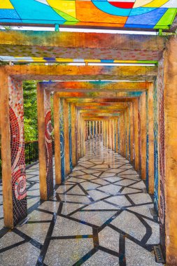 Vietnam 'daki Da Nang' daki Ba Na Hills Parkı 'nda renkli cam pencereli güzel kemer. Modern açık hava sanat nesnesi