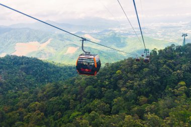 Vietnam ormanlarındaki dağlarda bir teleferiğe binen Cabanas. Yazın Ba Na Hills Parkı 'nda. Da Nang, Vietnam - 13 Eylül 2024