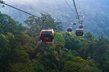 Vietnam ormanlarındaki dağlarda, Ba Na Hills Parkı 'nda yaz aylarında teleferiğe binen Cabanas. Da Nang, Vietnam - 13 Eylül 2024