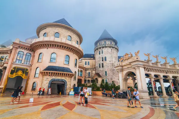 Da Nang, Asya 'daki Ba Na Hills Turizm Parkı' nda Avrupa tarzı bir kale. Da Nang, Vietnam - 13 Eylül 2024