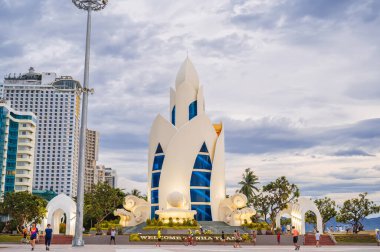 Bulutlu bir günde Nha Trang şehrinin merkez meydanındaki Lotus Kulesi veya Thap Tram Huong Kulesi. Nha Trang, Vietnam - 6 Eylül 2024