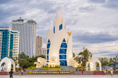 Nha Trang şehrinin merkez meydanındaki Lotus Kulesi veya Thap Tram Huong Kulesi bulutlu bir havada rıhtımda. Nha Trang, Vietnam - 6 Eylül 2024