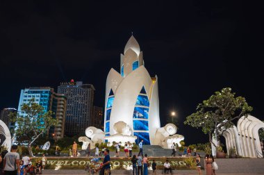 Turistik ilgi, geceleyin Asya 'daki merkez meydandaki Lotus Kulesi veya Thap Tram Huong Kulesi' nde görülür. Nha Trang, Vietnam - 2 Eylül 2024