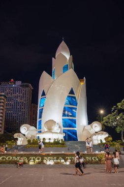 Nilüfer kulesi ya da Thap Tram Huong Kulesi, Asya 'da gece meydanında popüler bir turistik merkezdir. Nha Trang, Vietnam - 2 Eylül 2024