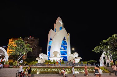 Nilüfer kulesi ya da Thap Tram Huong Kulesi, Asya 'da gece meydanında popüler bir turistik merkezdir. Nha Trang, Vietnam - 2 Eylül 2024