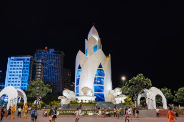 Turistik ilgi, geceleyin Asya 'daki merkez meydandaki Lotus Kulesi veya Thap Tram Huong Kulesi' nde görülür. Nha Trang, Vietnam - 2 Eylül 2024