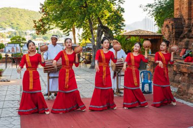 Geleneksel tatil kostümlü genç Vietnamlı kadınlar Asya 'daki Nha Trang' daki Po Nagar Cham Kuleleri 'nde dans ediyorlar. Nha Trang, Vietnam - 8 Ağustos 2024