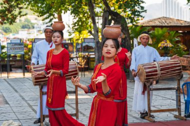 Geleneksel tatil kostümlü genç Vietnamlı kadınlar Asya 'daki Nha Trang' daki Po Nagar Cham Kuleleri 'nde dans ediyorlar. Nha Trang, Vietnam - 8 Ağustos 2024