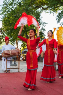 Hayranlarıyla geleneksel kırmızı elbiseli Vietnamlı kadınlar Asya 'daki Nha Trang' da Po Nagar Cham Kuleleri 'nde dans ediyorlar. Nha Trang, Vietnam - 8 Ağustos 2024