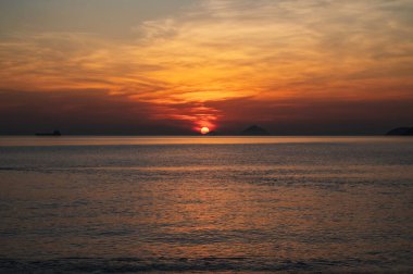 Yazın sabah denizde portakallı güneşin doğuşuyla muhteşem bir manzara.