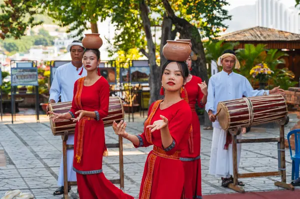Geleneksel tatil kostümlü genç Vietnamlı kadınlar Asya 'daki Nha Trang' daki Po Nagar Cham Kuleleri 'nde dans ediyorlar. Nha Trang, Vietnam - 8 Ağustos 2024