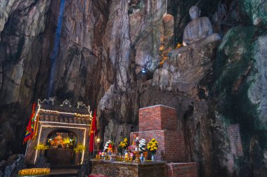 Vietnam 'da Vietnam' da Da Nang 'daki Huyen Huong Mağarası' ndaki kutsal Budist tapınağının içinde.