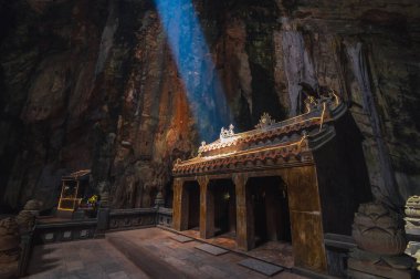 Vietnam 'daki Da Nang Mermer Dağları' ndaki Huyen Huong Mağarası 'ndaki Vietnam Budist Tapınağı' nın içinde.